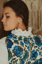 Surblouse Alice avec fermeture au dos. Upcycling d'un rideau vintage fleuri bleu.