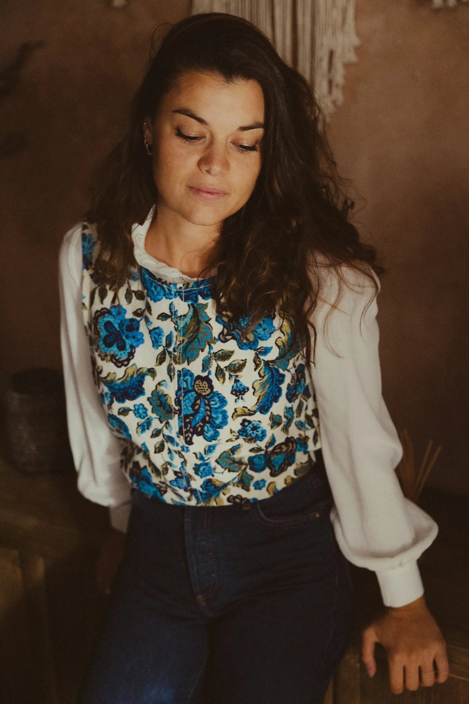 Surblouse à fleurs bleues, patron Alice upcycling d'un rideau vintage.