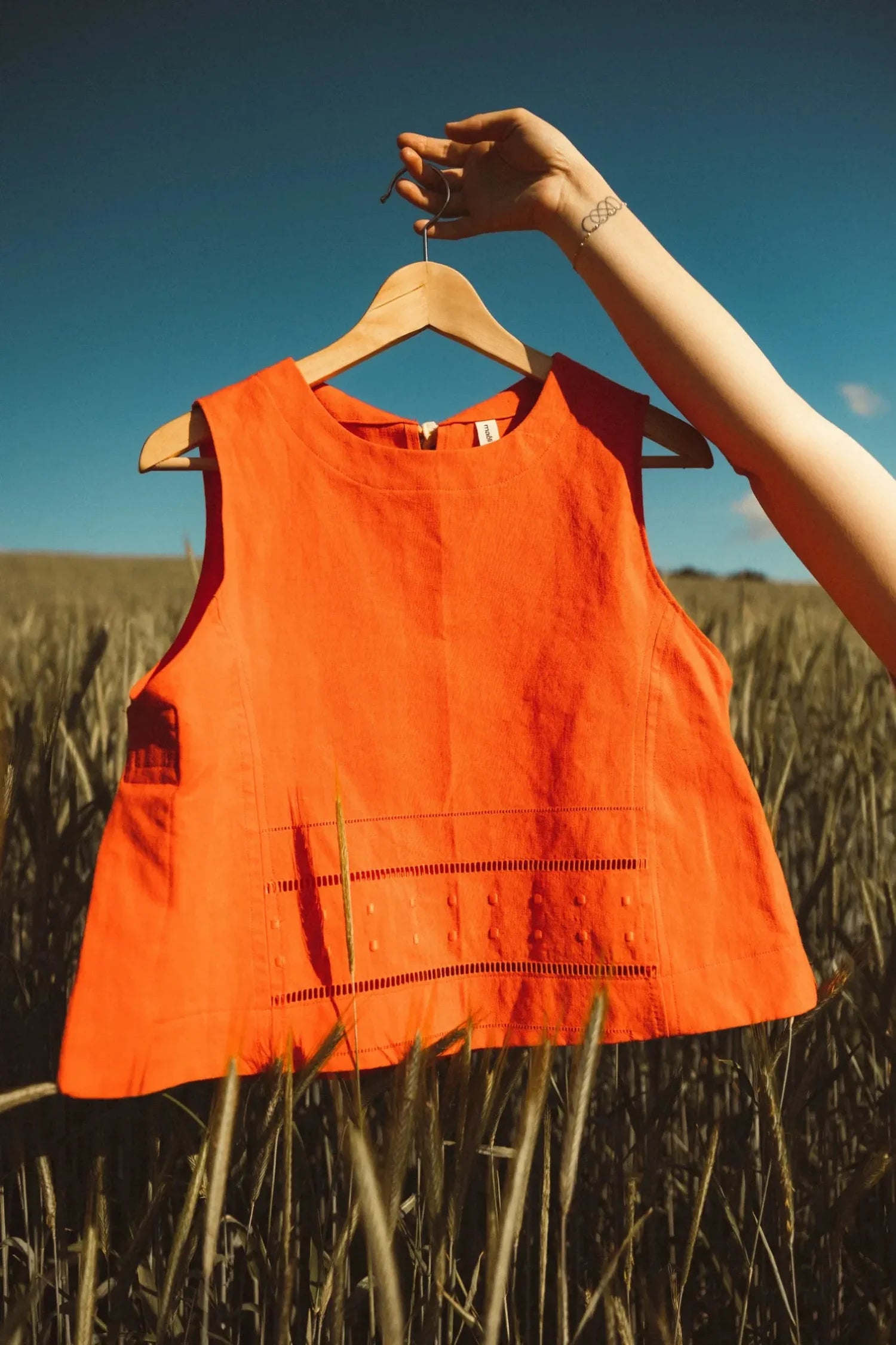 Top d'été orange Alice avec détails de couture et broderie. Projet d'upcycling facile.