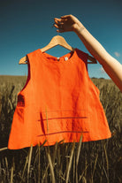 Top d'été orange Alice avec détails de couture et broderie. Projet d'upcycling facile.