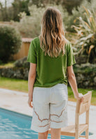 Patron de couture bermuda Zoé dos avec poches et détails de broderie