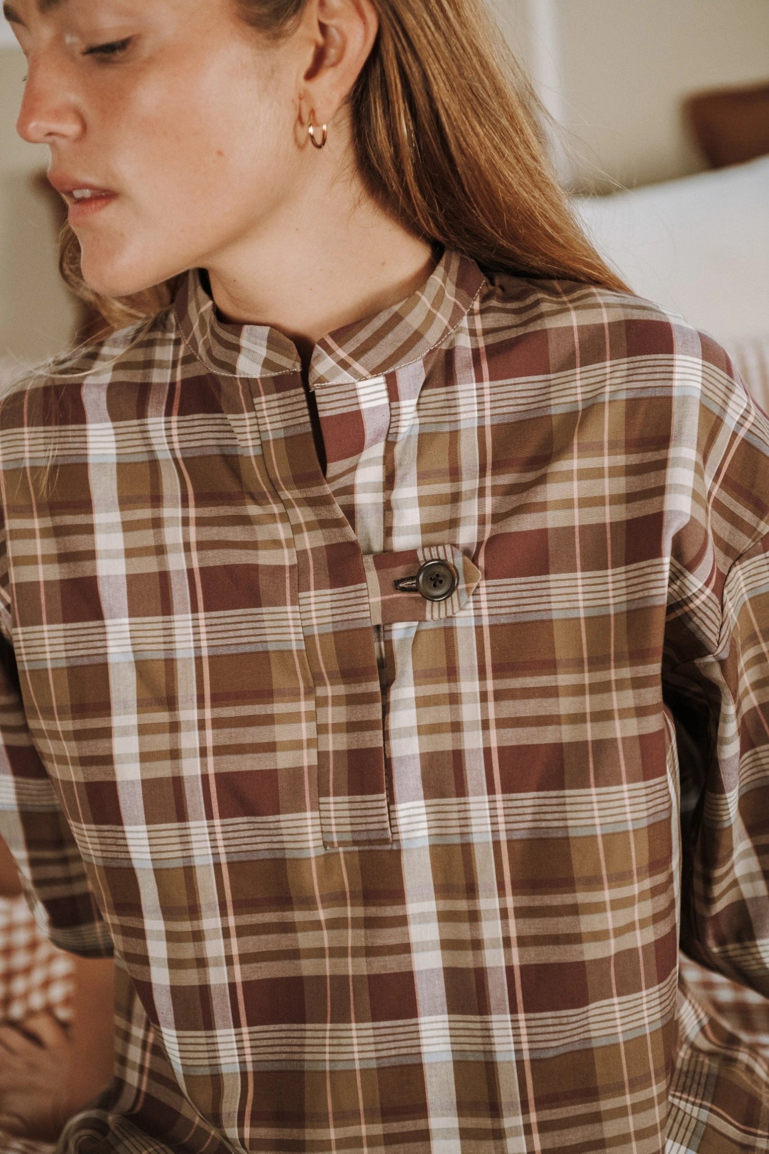 Blouse Marion à carreaux avec patte polo.