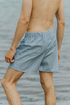 Vue dos du caleçon homme Théau mettant en avant la taille élastiquée et la coupe confortable pensée pour le quotidien