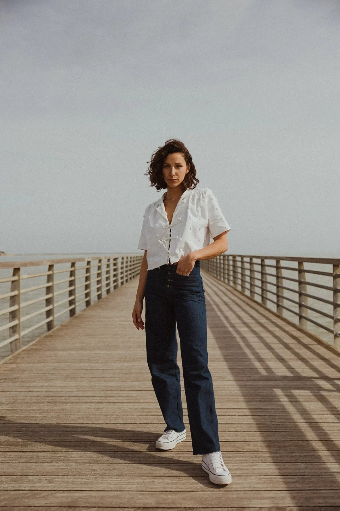 Pantalon Camille avec boutons vintage et coupe ajustée en denim. Patron couture Maéli.