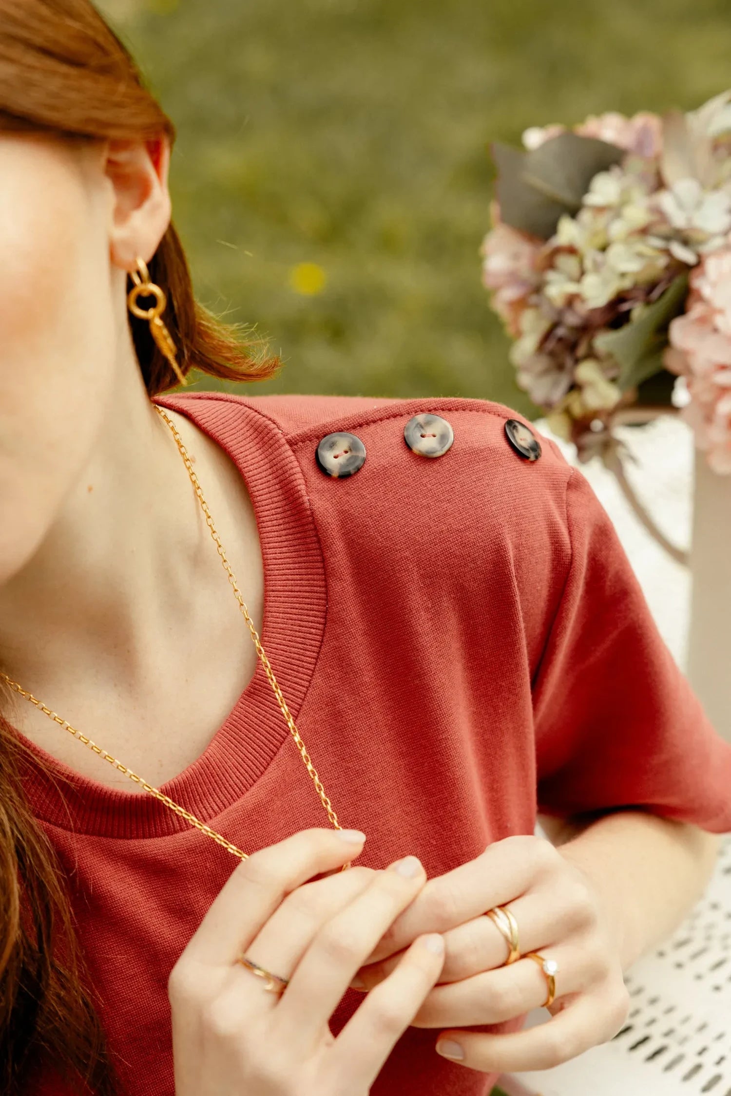 Les boutons du t-shirt rouge Capucine de Maéli Paris.