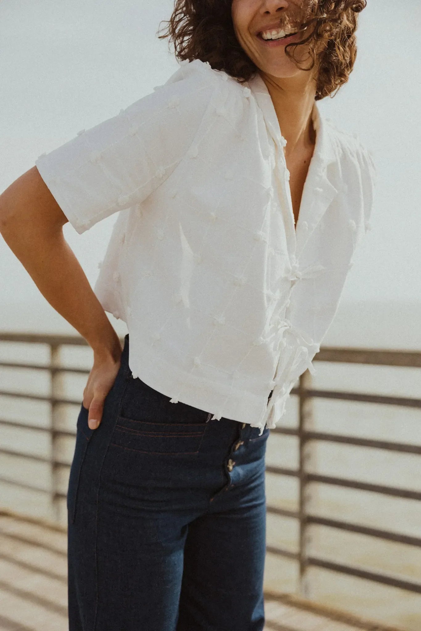 Sacha en version chemisette à noeud réalisée dans un rideau vintage.