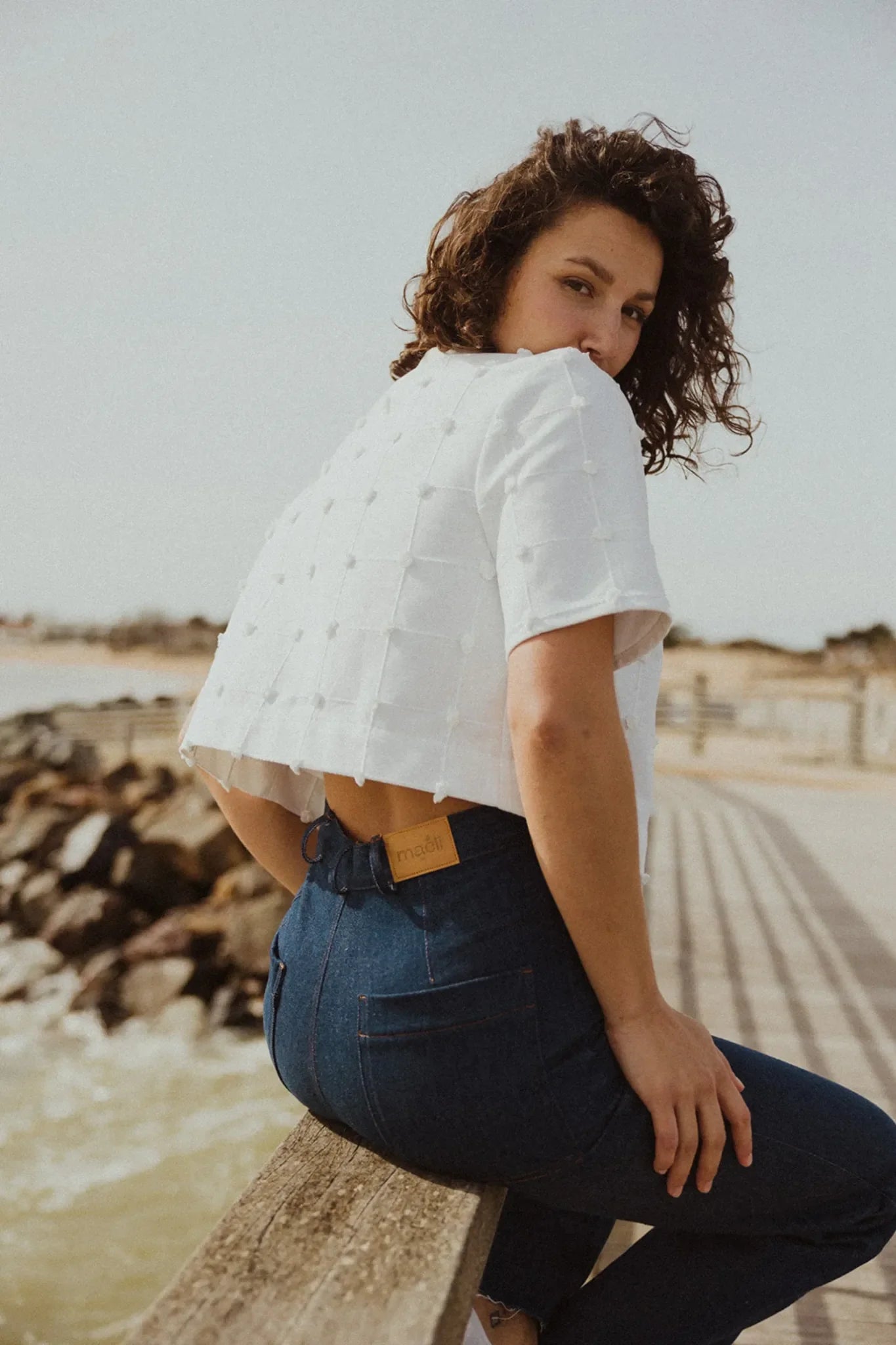 Sacha en version chemisette avec col, courte, à noeud réalisée dans un rideau vintage.