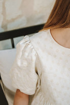 Blouse Chloé avec ses manches bouffantes, réalisée dans un rideau ucpcyclé.