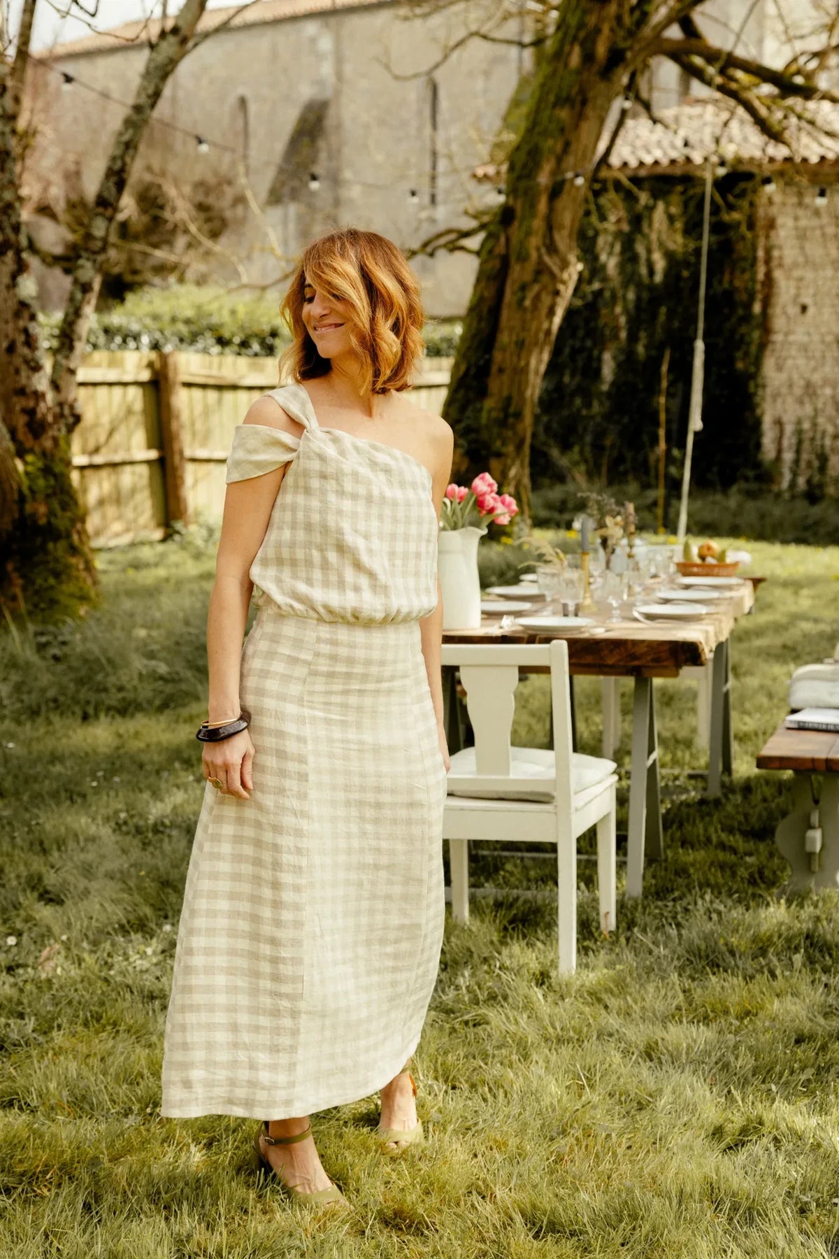 Patron de couture robe Clara de Maéli Paris, robe à épaule asymétrique upcyclée