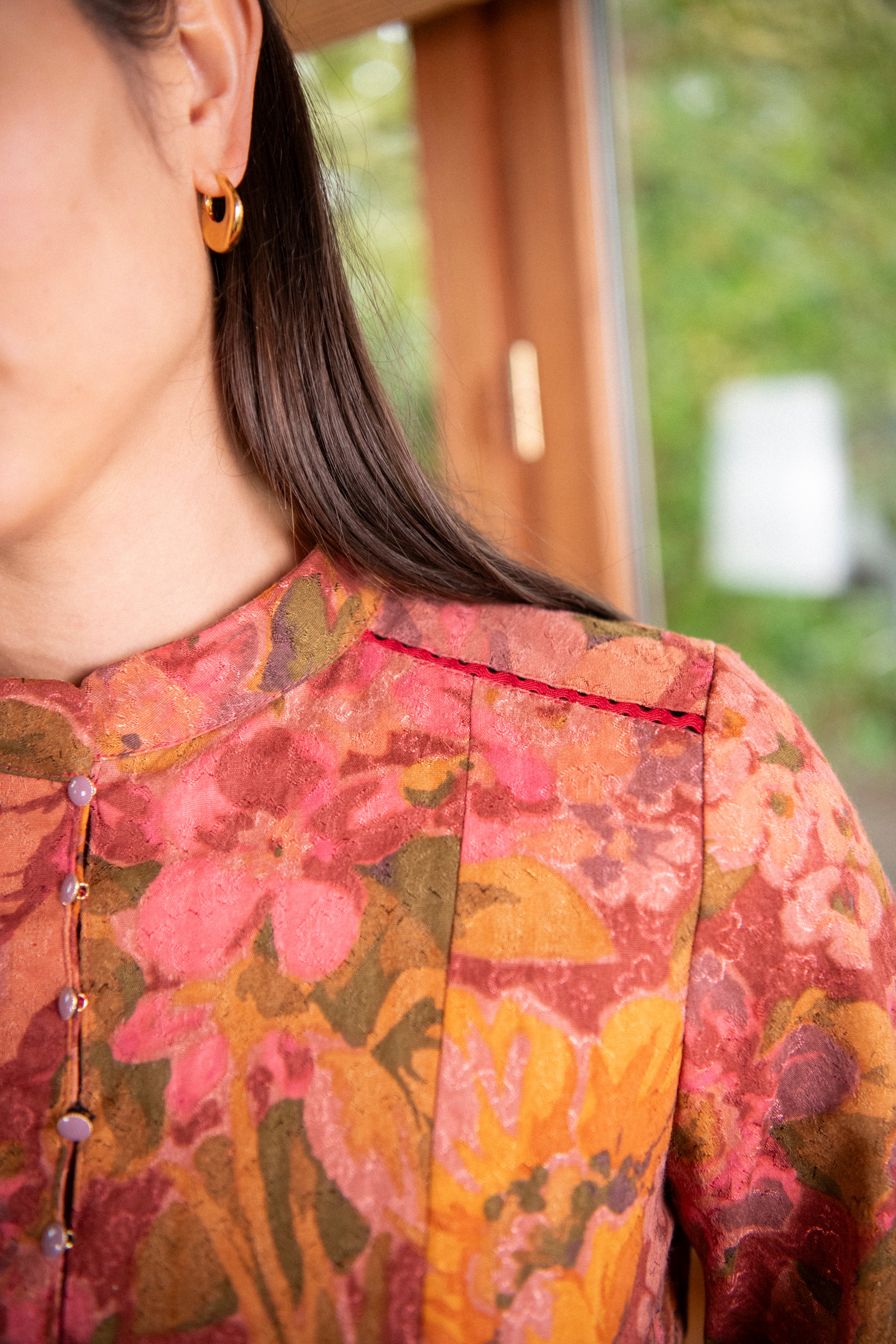 detail epaule avec finition et incrustation dentelle blouse clothilde patron couture