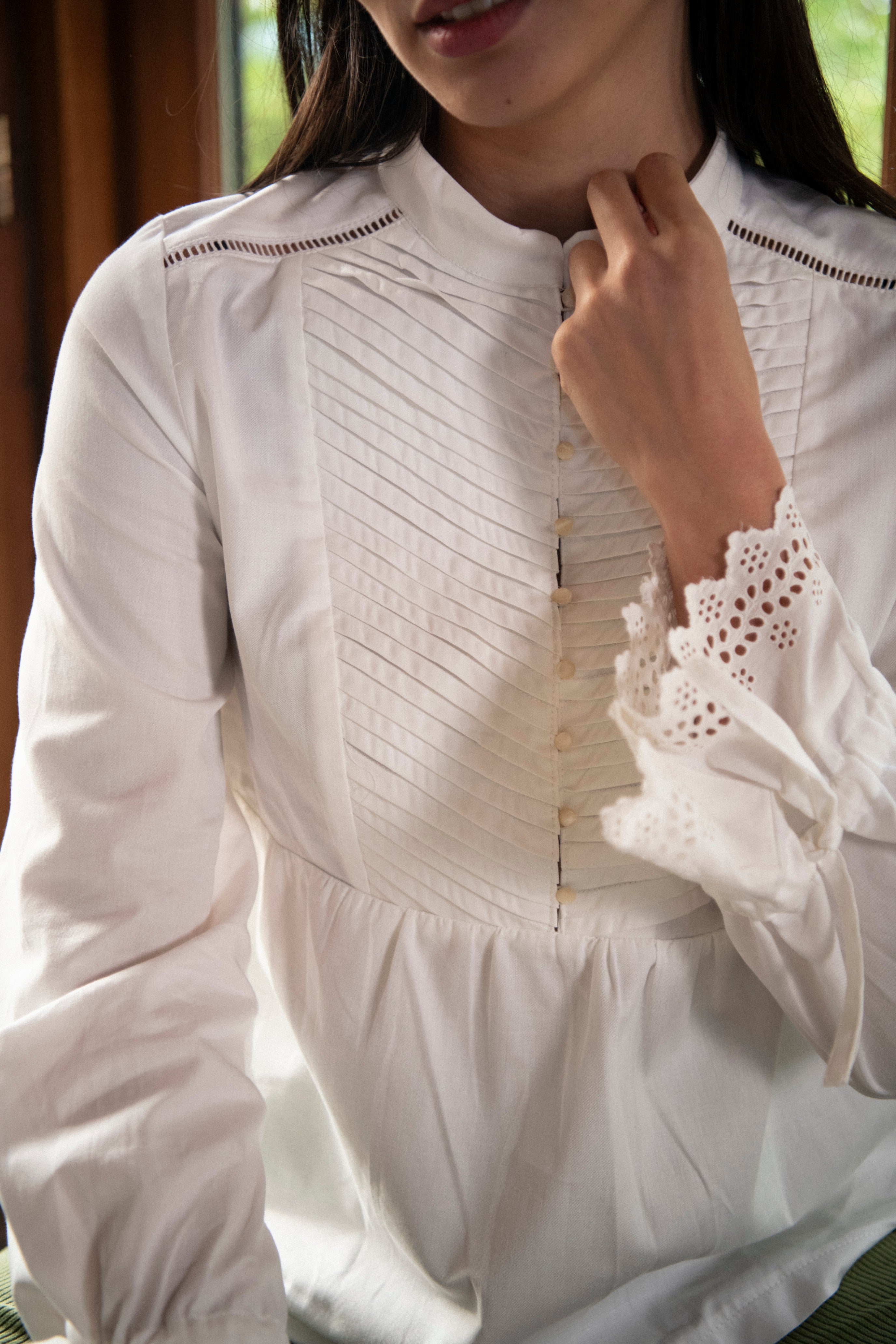 detail col montant et plastron plis religieuse blouse clothilde patron couture