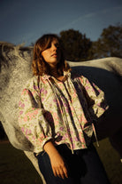 Blouse Louise, patron de couture Maéli, avec tissu fleuri vintage et liens.