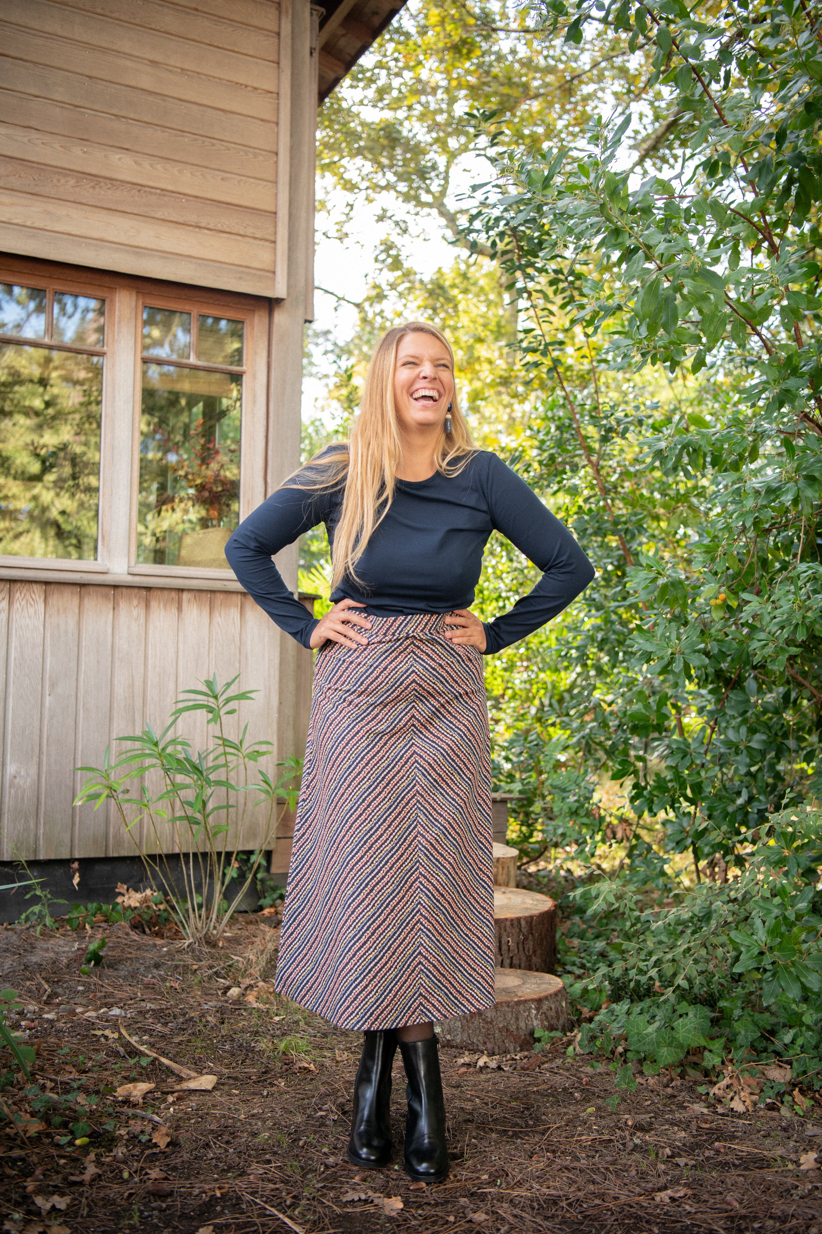 body alexia porte avec jupe taille haute coupe ajustee patron couture femme