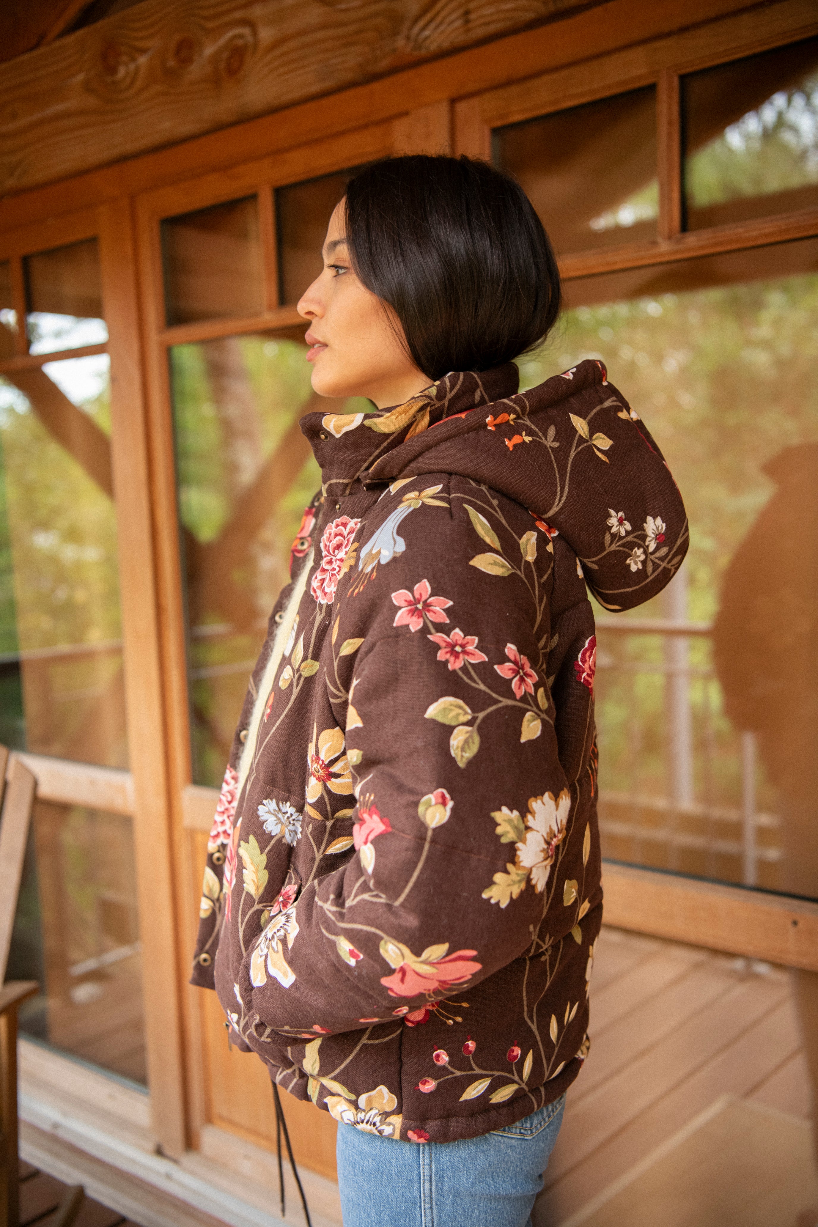 doudoune coline vue de profil capuche et coupe arrondie patron couture veste femme