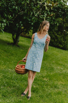 Patron de couture robe contrée Delphine sans manches avec boutonnage devant, version bleu à marguerites