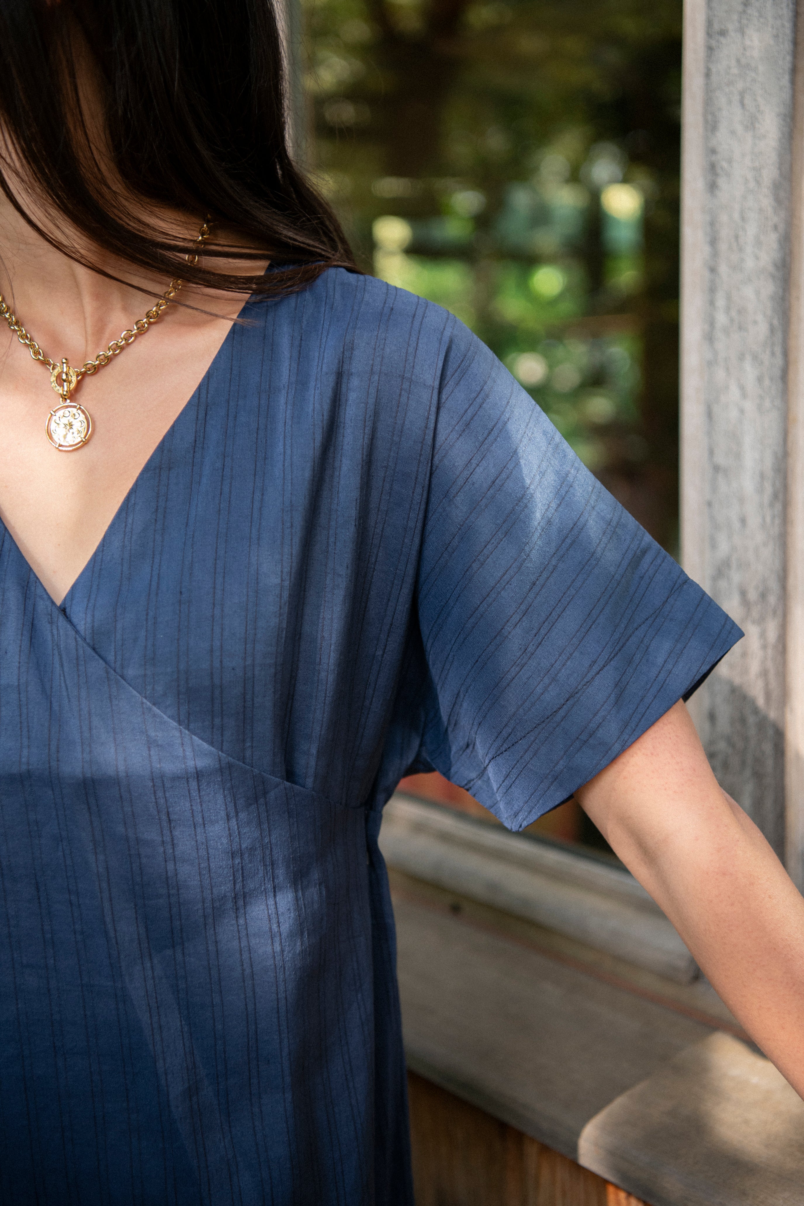 detail robe mathilde col v et manches courtes coupe confortable patron couture femme