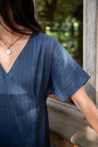 detail robe mathilde col v et manches courtes coupe confortable patron couture femme