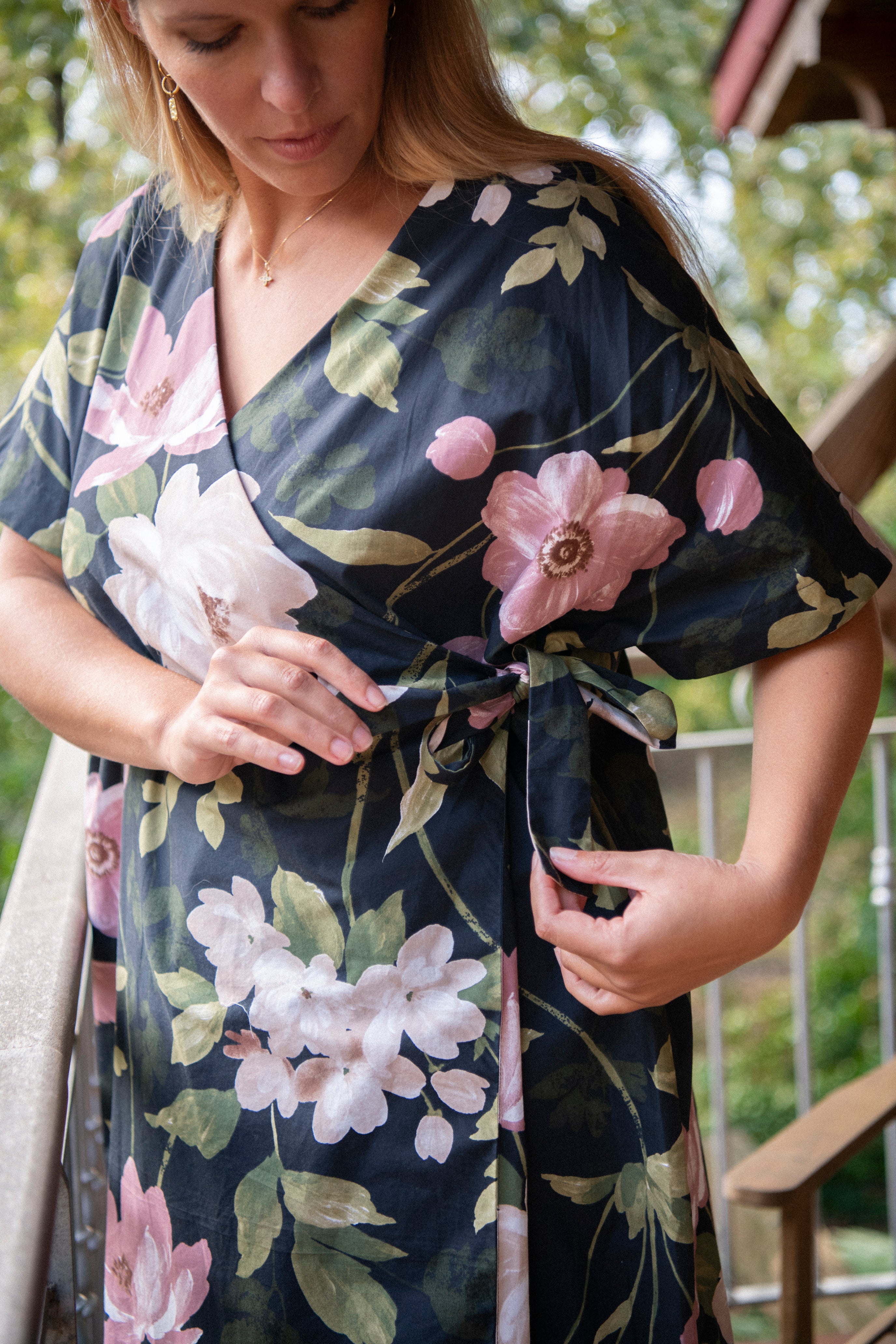 detail robe mathilde lien a nouer sur le cote fermeture portefeuille ajustable