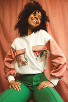 Patron de couture Simone, le sweat upcyclé avec des empiècements roses et fleuris.