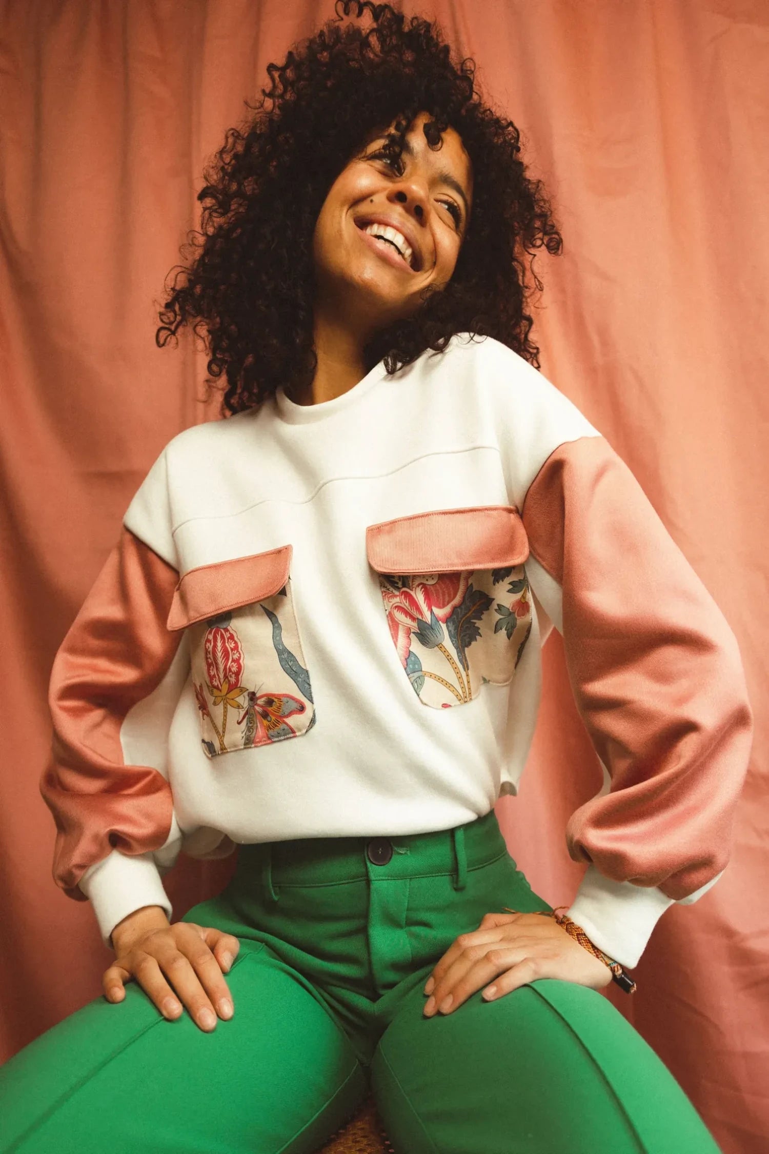 Patron de couture Simone, le sweat upcyclé avec des empiècements roses et fleuris.