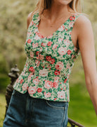 Patron de couture top Delphine sans manches avec boutonnage devant, version tissu fleuri