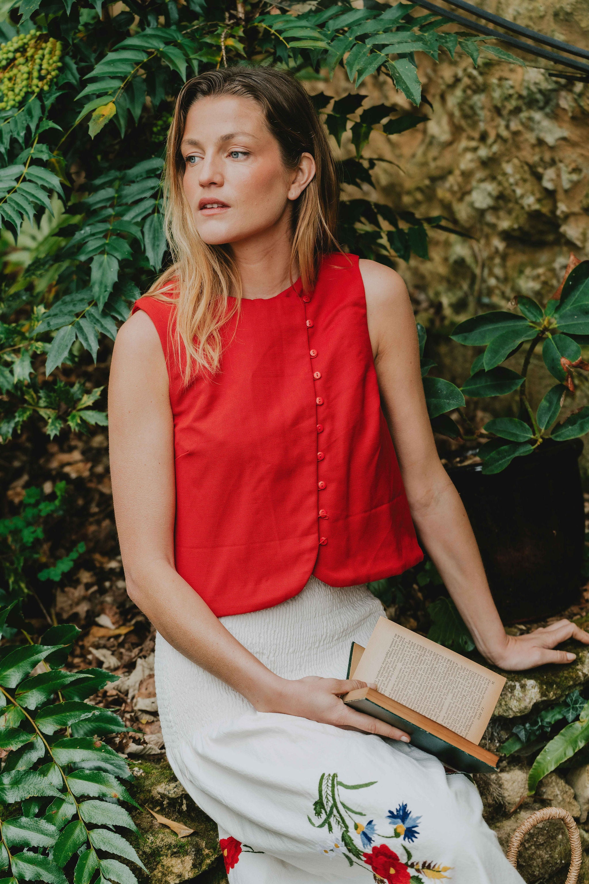 Patron de couture top croisé Victoire sans manches avec boutonnage devant, modèle femme