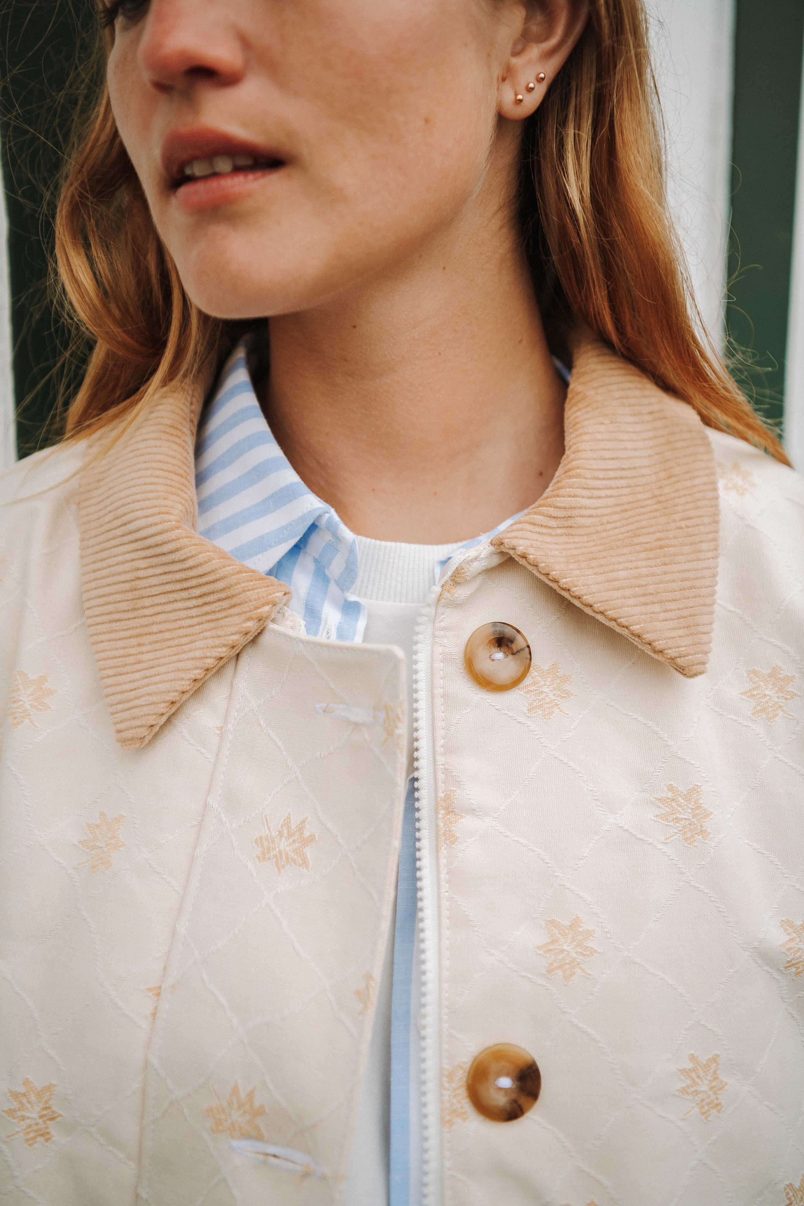 Detail patron veste Marie avec col en contraste, boutonniere et finitions soignées