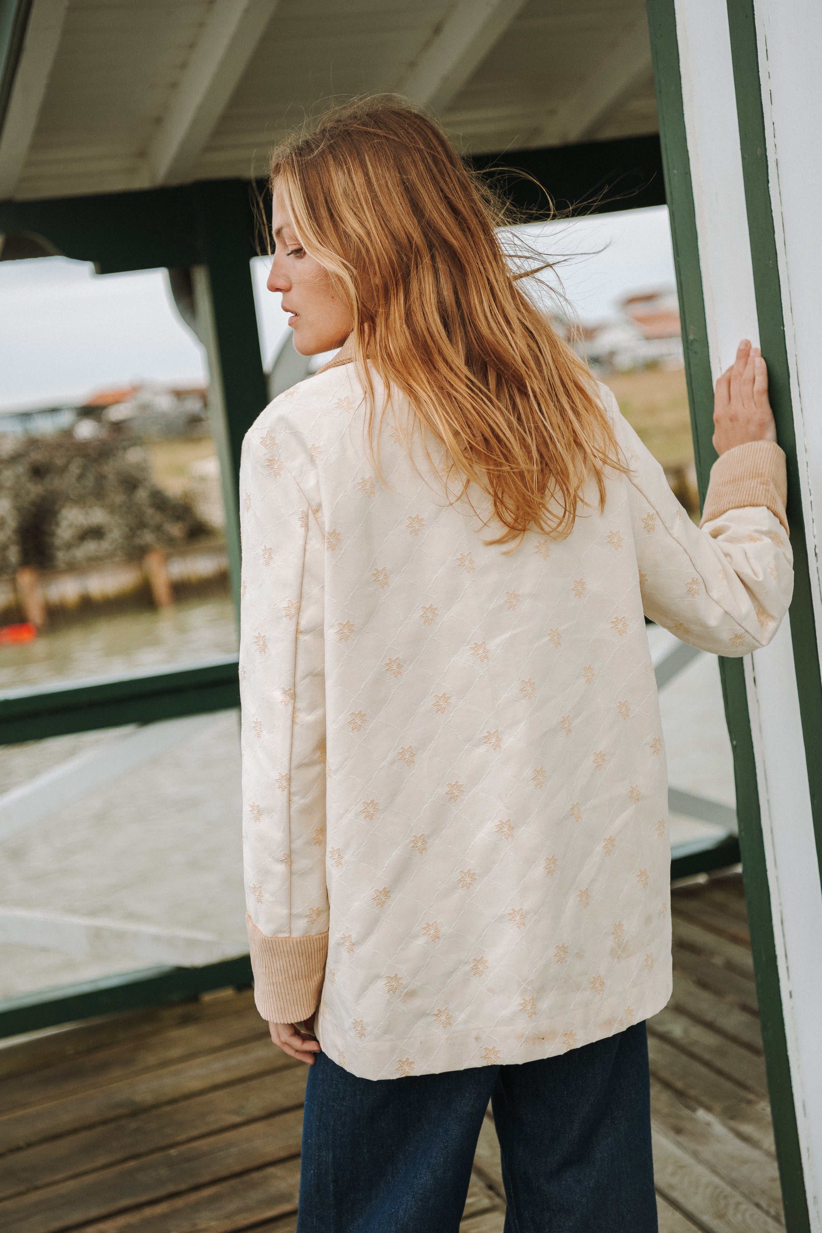 Vue dos patron veste Marie montrant le volume droit et la structure de la coupe