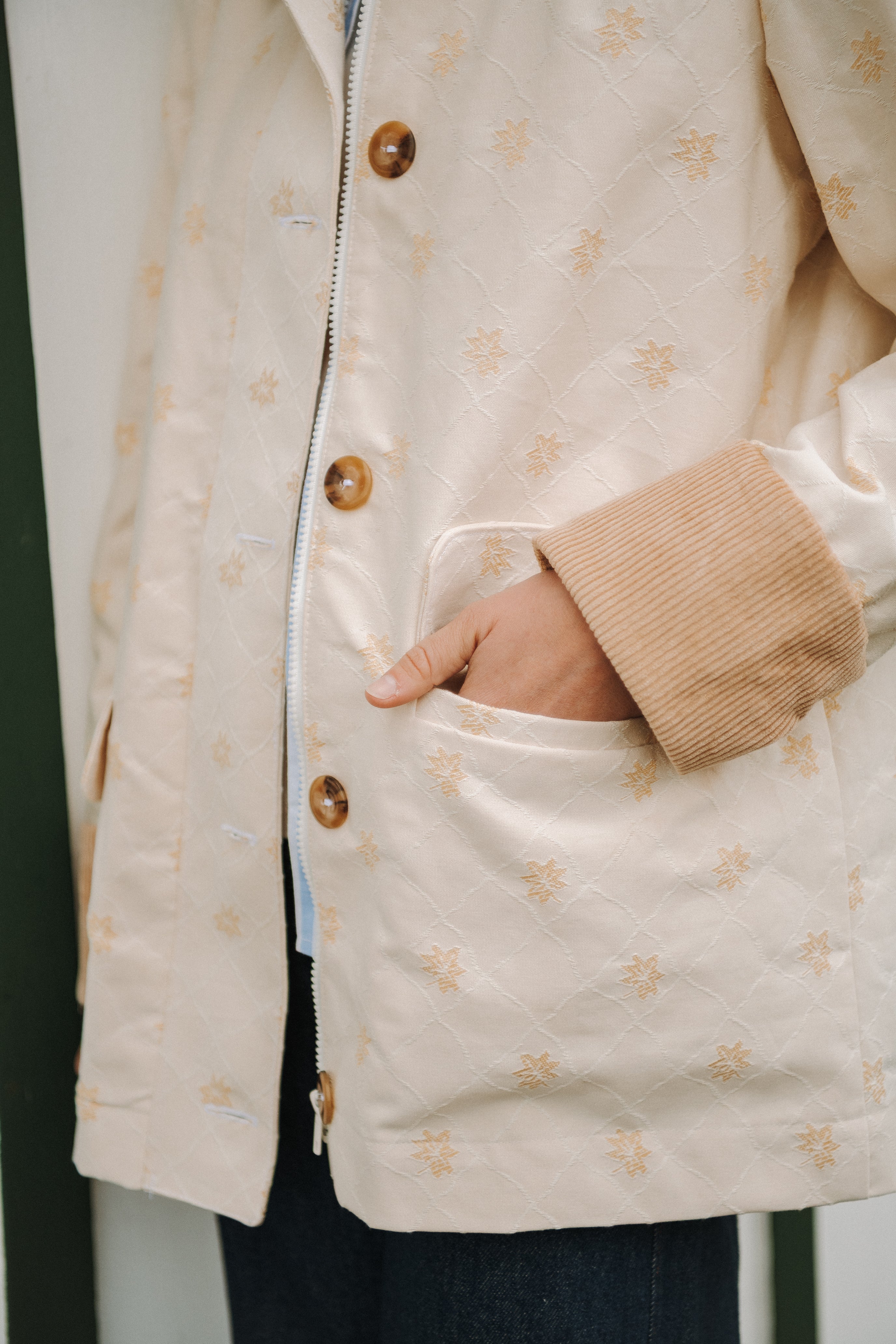 Detail poche plaquee et bas de manche du patron veste Marie avec finitions couture