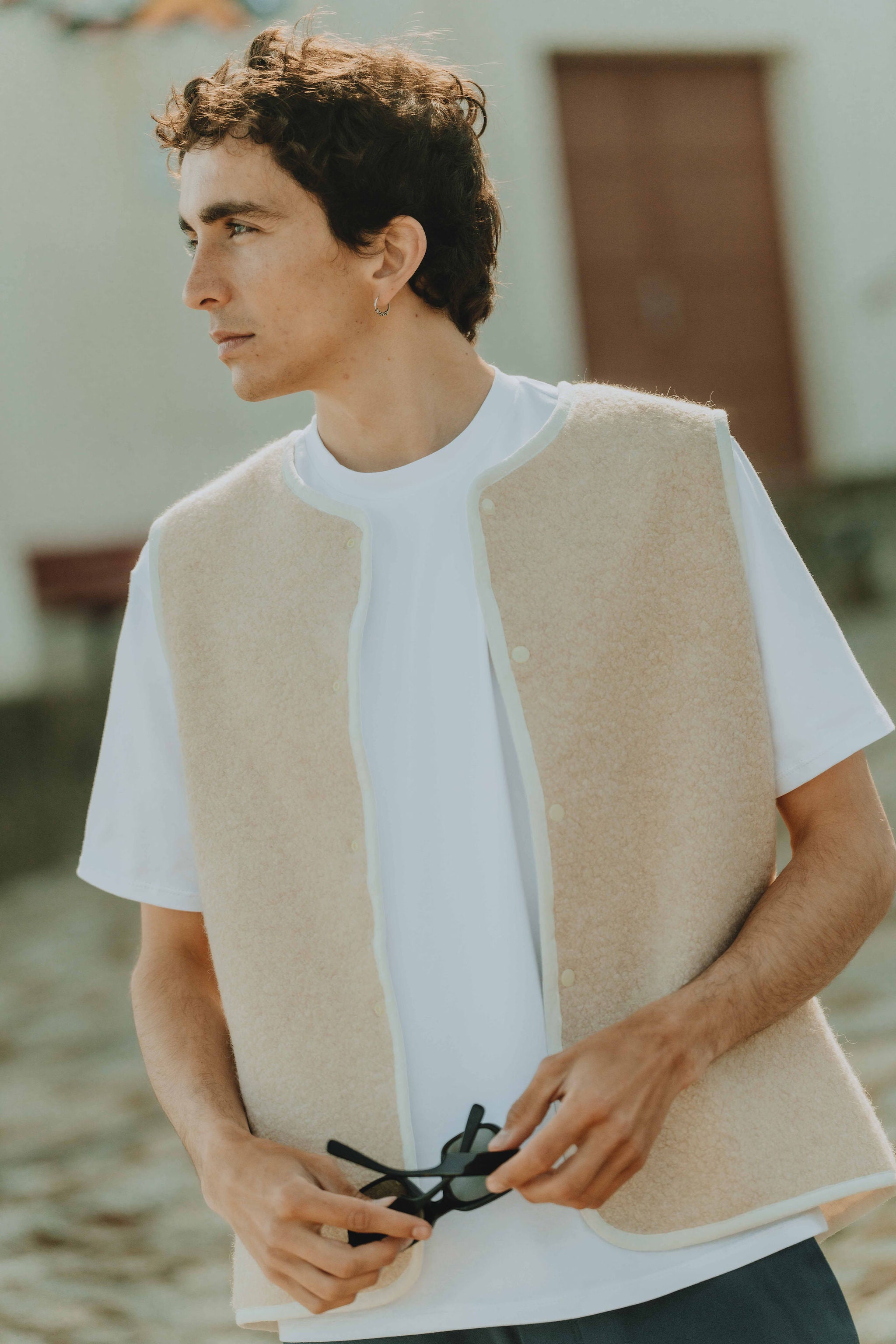 Patron de couture gilet sans manches homme Issa avec finition bordée et fermeture pressionnée