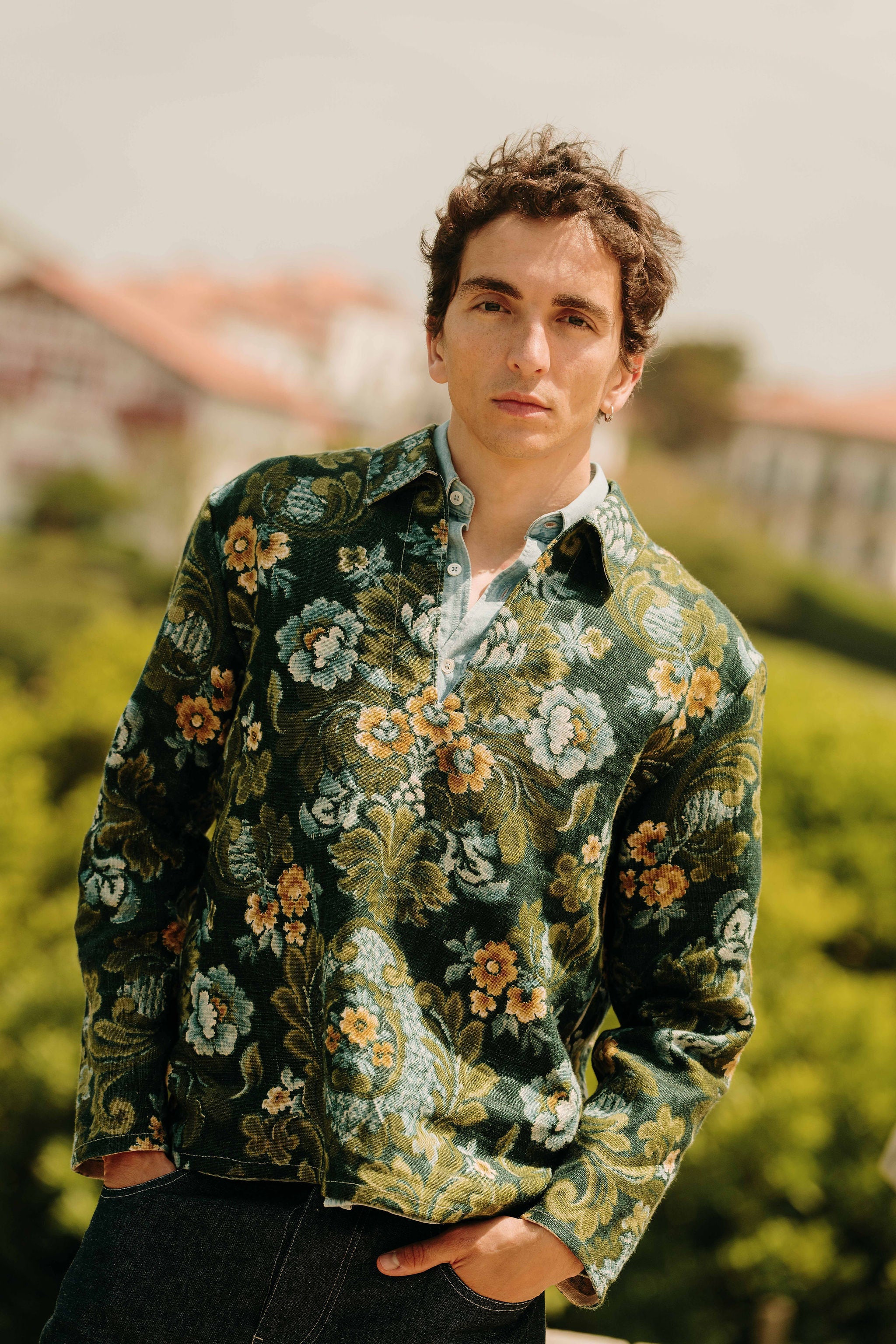 Détail de la vareuse homme Paul cousue dans un tissu vintage revalorisé, avec ouverture devant et col chemise