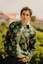 Détail de la vareuse homme Paul cousue dans un tissu vintage revalorisé, avec ouverture devant et col chemise