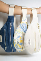 3 couleurs du sac banane Léonie en denim, fleuri et lin naturel, patron couture Maéli parfait pour l'upcycling.