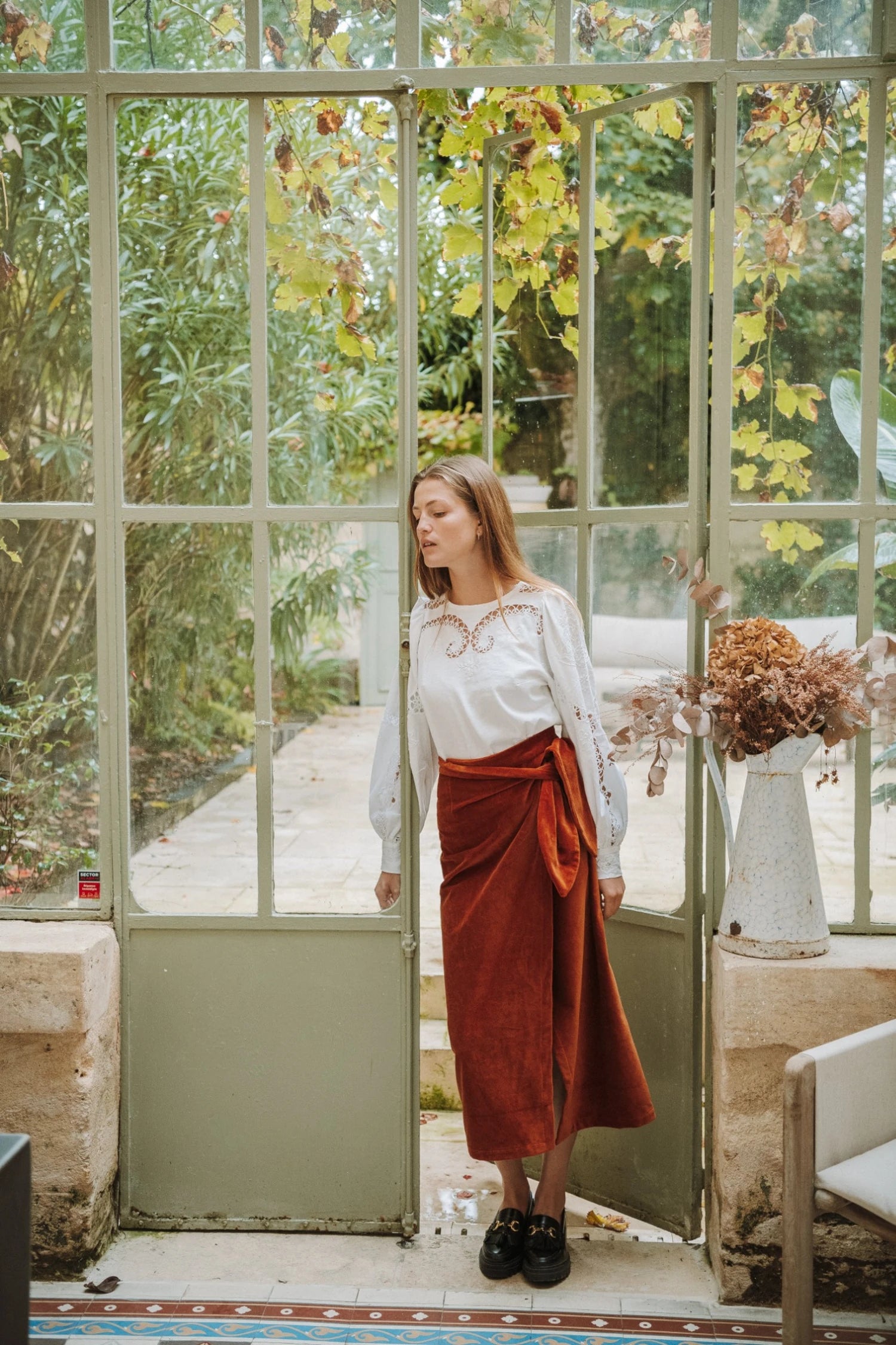 Jupe en velours orange upcyclé, nouée à l'aide d'un gros noeud, confectionnée grâce au patron Lisa.