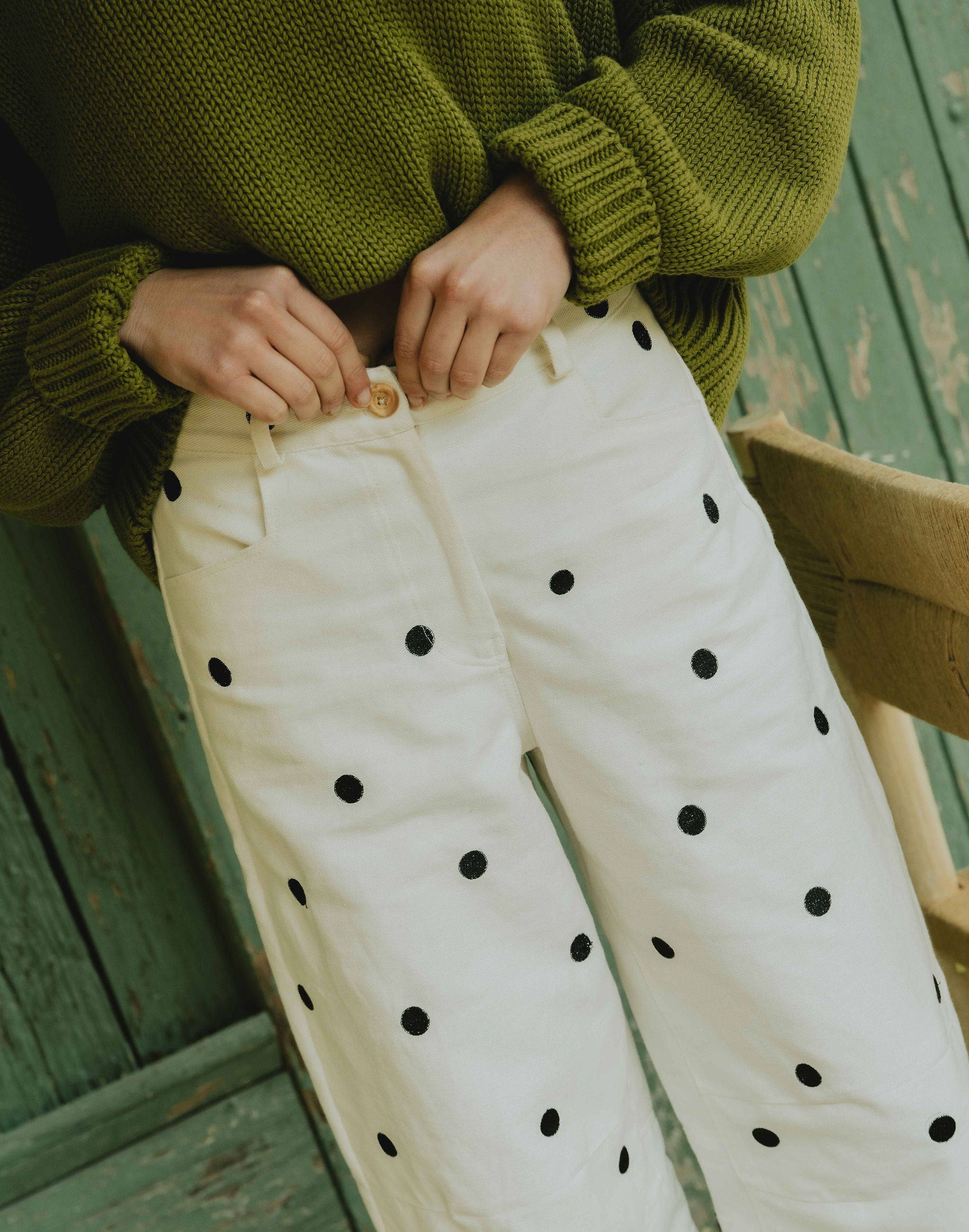 detail fermeture pantalon femme taille haute boutonniere et ceinture finition propre couture