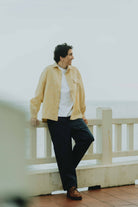 Pantalon homme Thibault mettant en valeur sa coupe droite, sa taille élastiquée et son style polyvalent