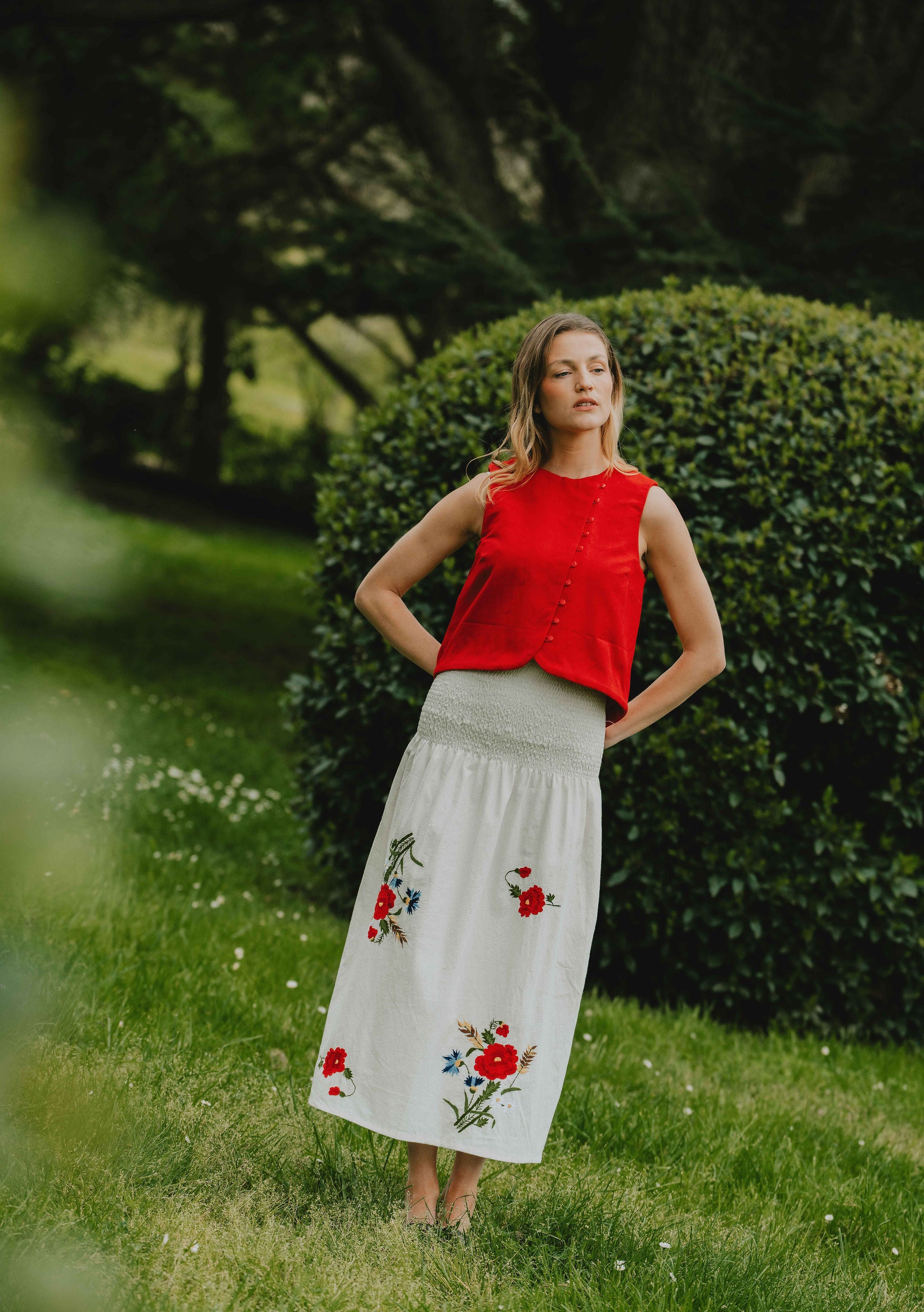 Patron de couture robe midi brodée avec top sans manches boutonné devant