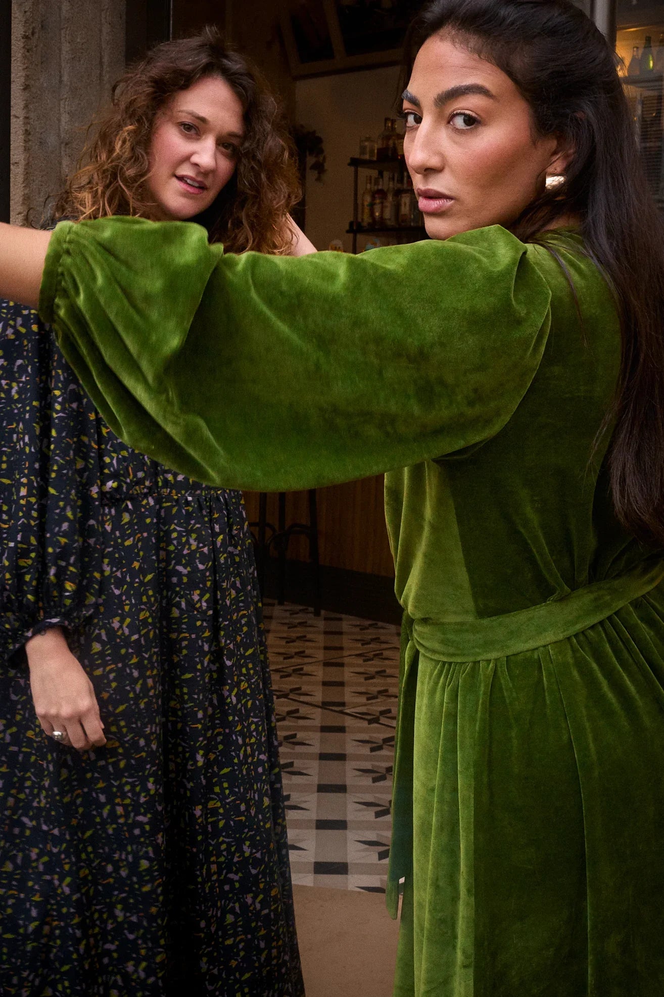 Patron de la robe RE_Sourcée, manche bouffante, upcycling d'un rideau en velours vert.