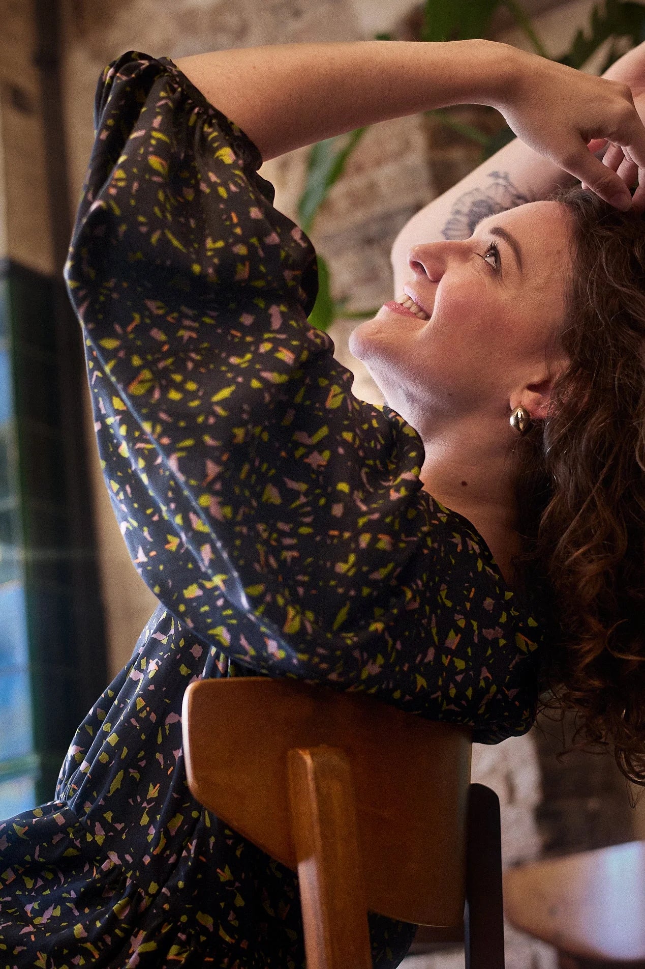 Patron robe noire à motifs avec manches bouffantes, modèle RE_Sourcée.