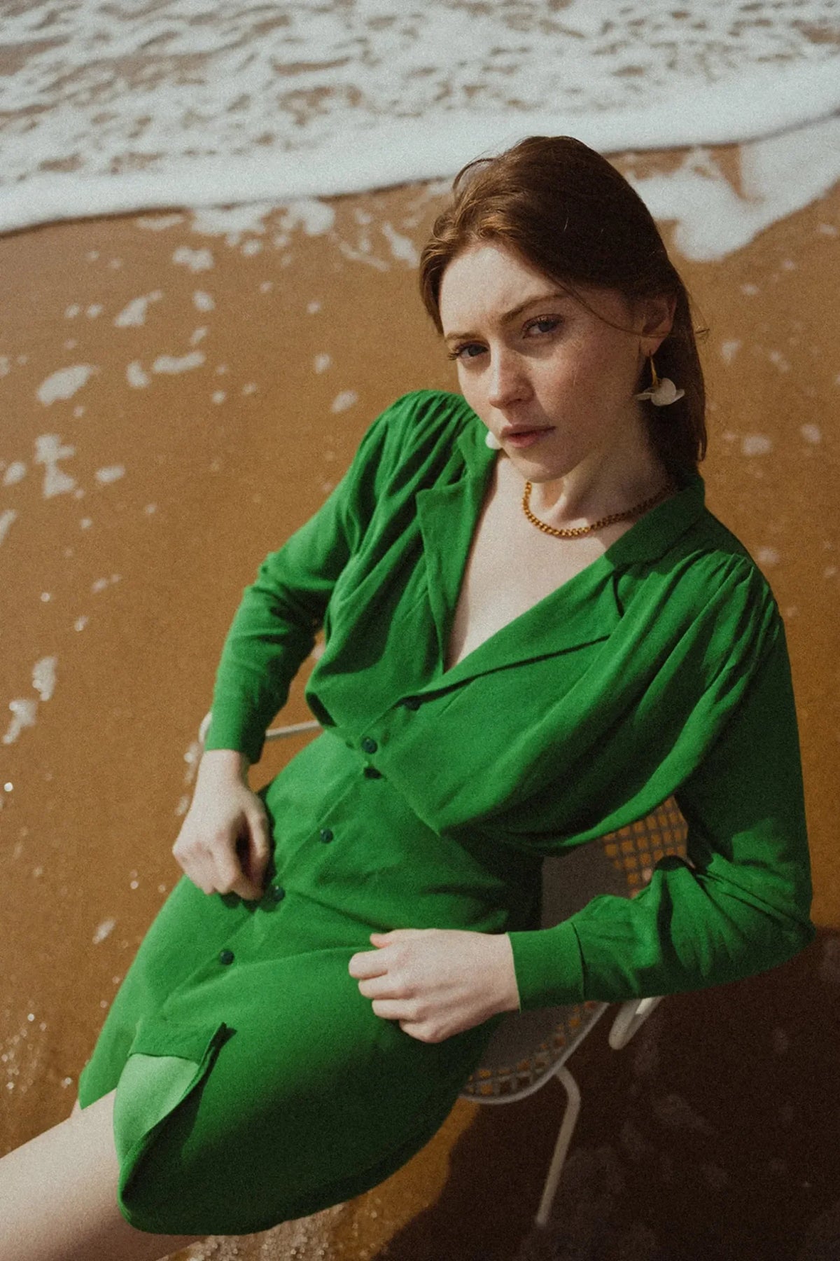Patron de couture robe Sacha de Maéli Paris, robe verte avec col tailleur style rétro