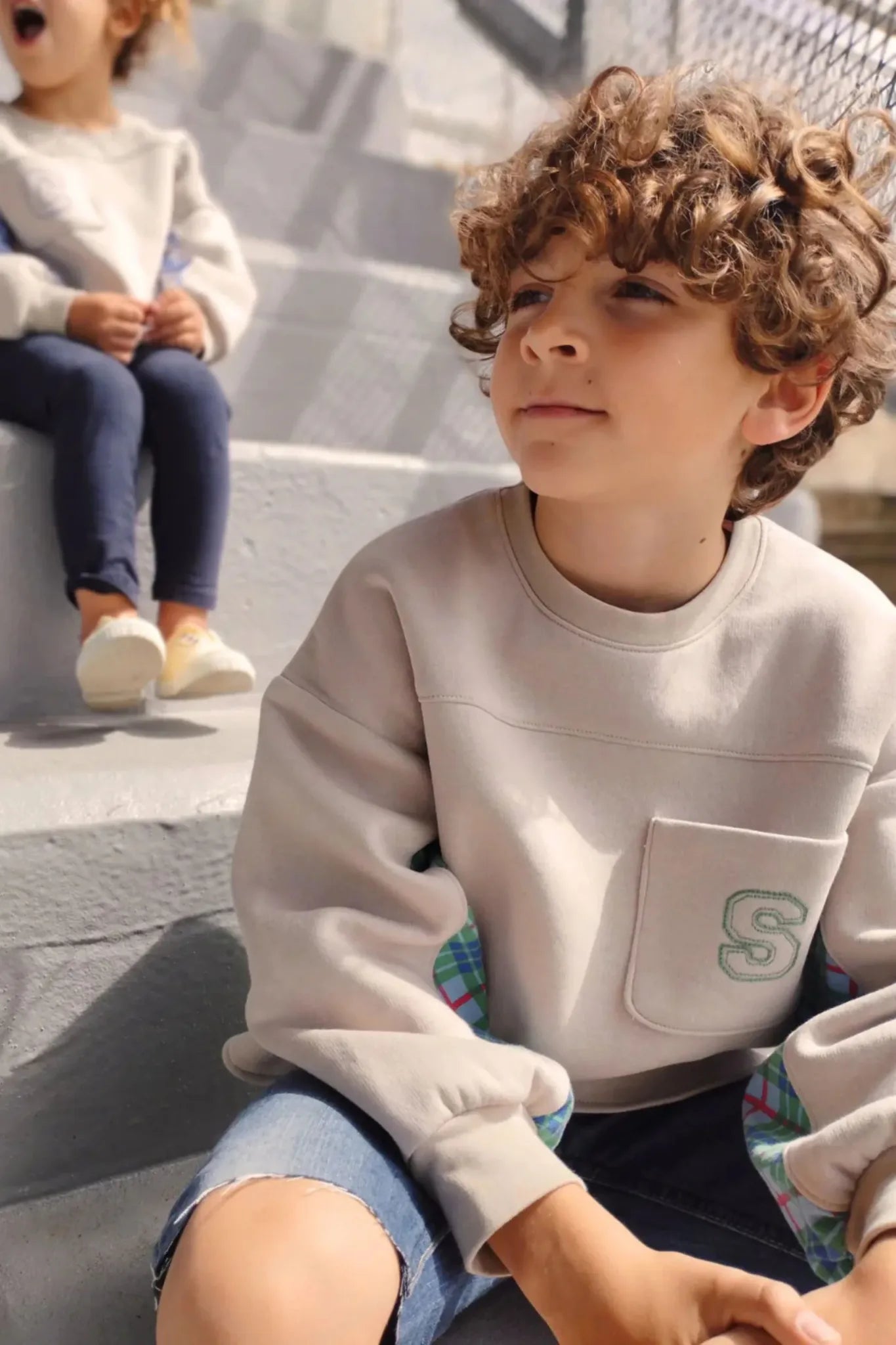 Patron de couture Maéli du sweat Simone enfants. Sweat à poches et empiècements.