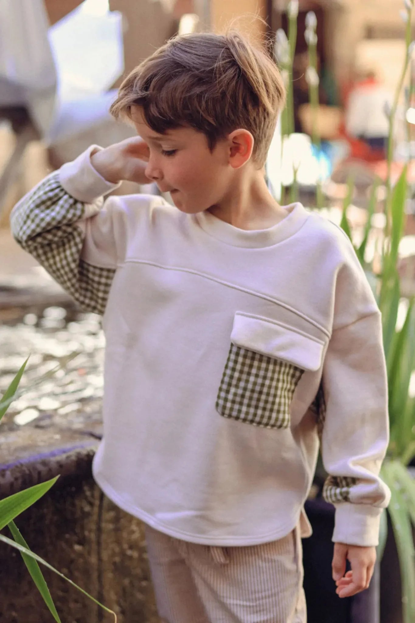 Patron de couture sweat Simone kids avec des empiècements pour upcycling.