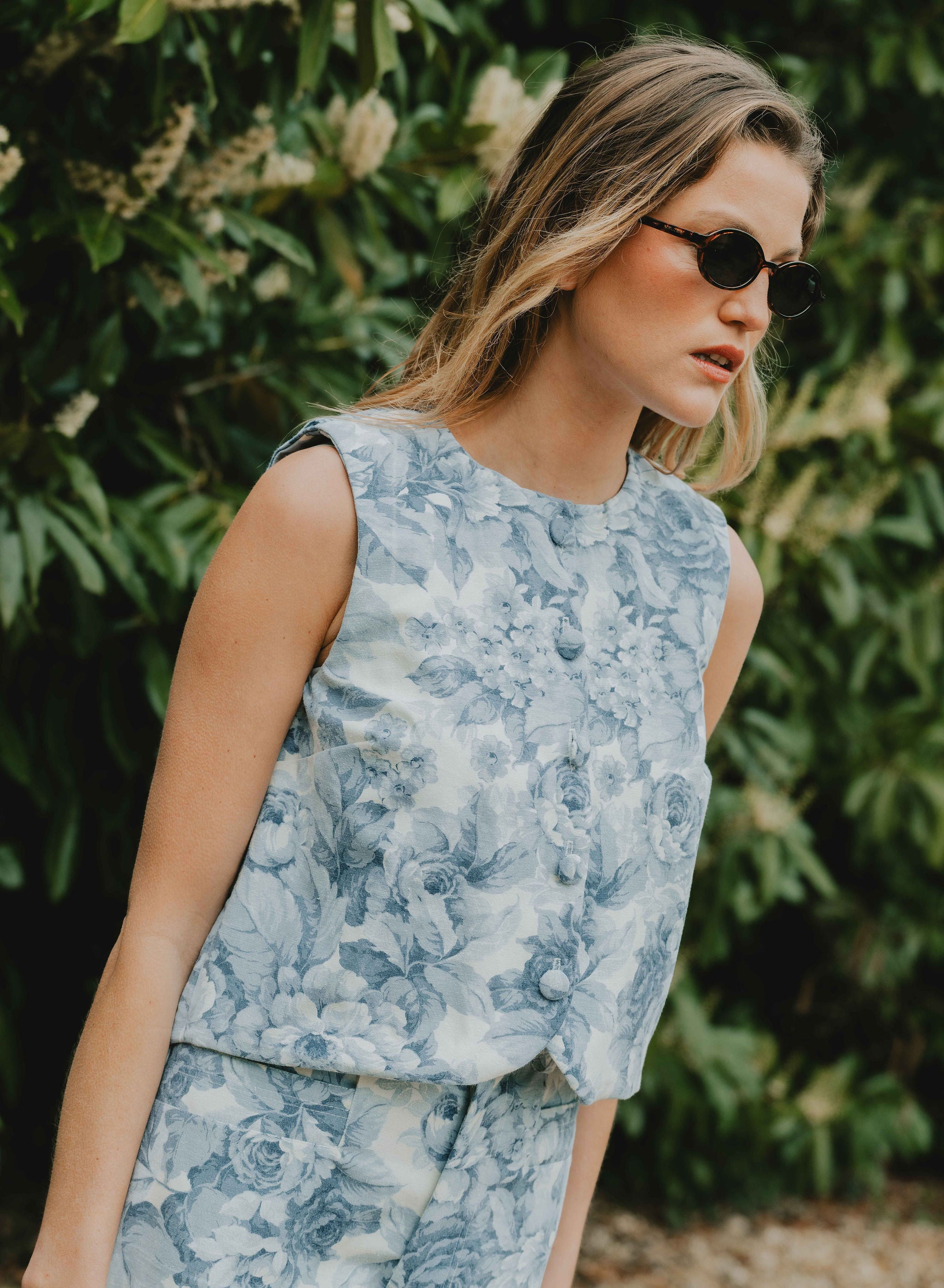 Patron de couture top croisé Victoire avec encolure ronde et coupe sans manches, modèle facile