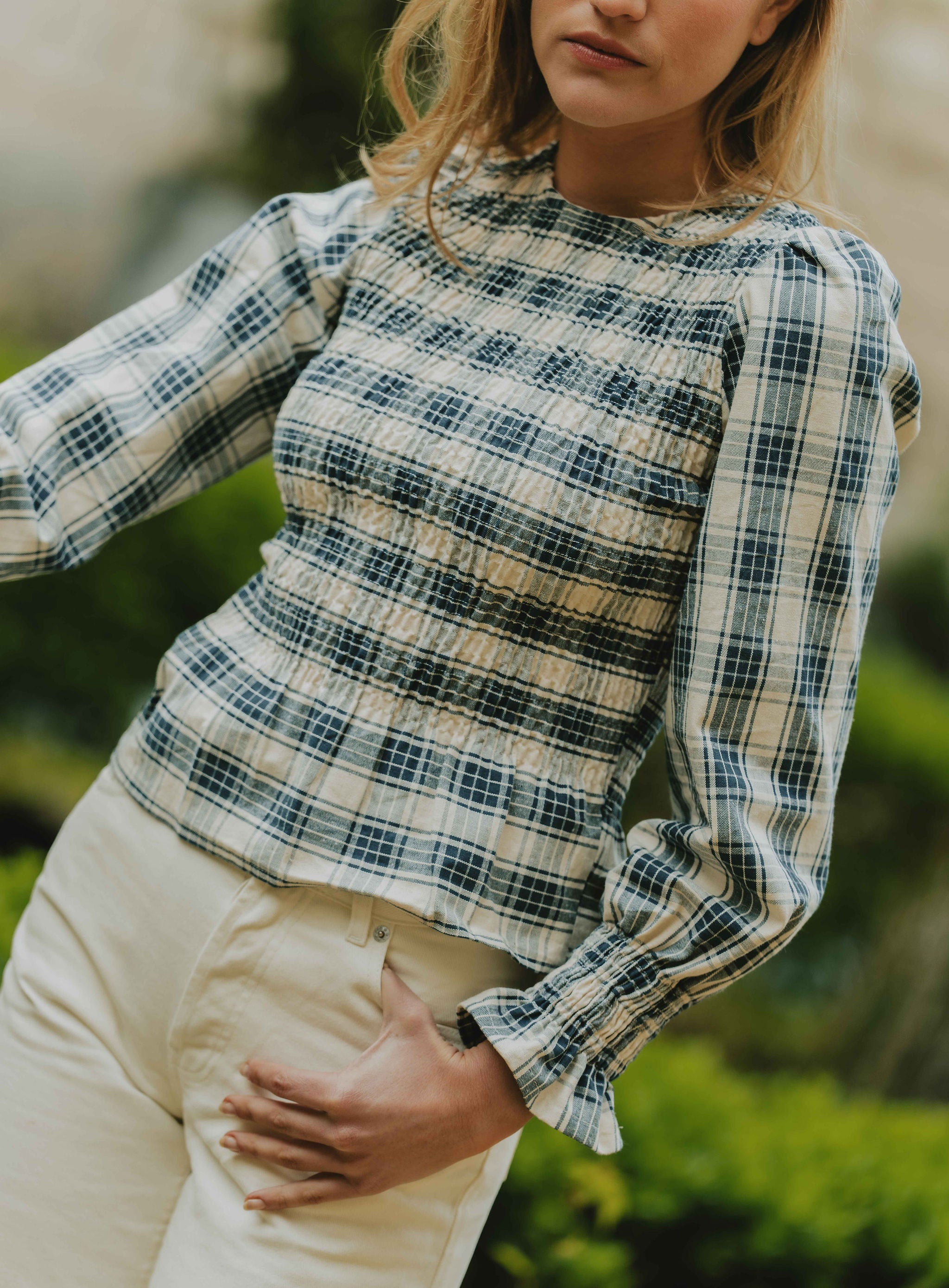 Patron de couture top smocké manches longues avec poignets resserrés et tissu à carreaux