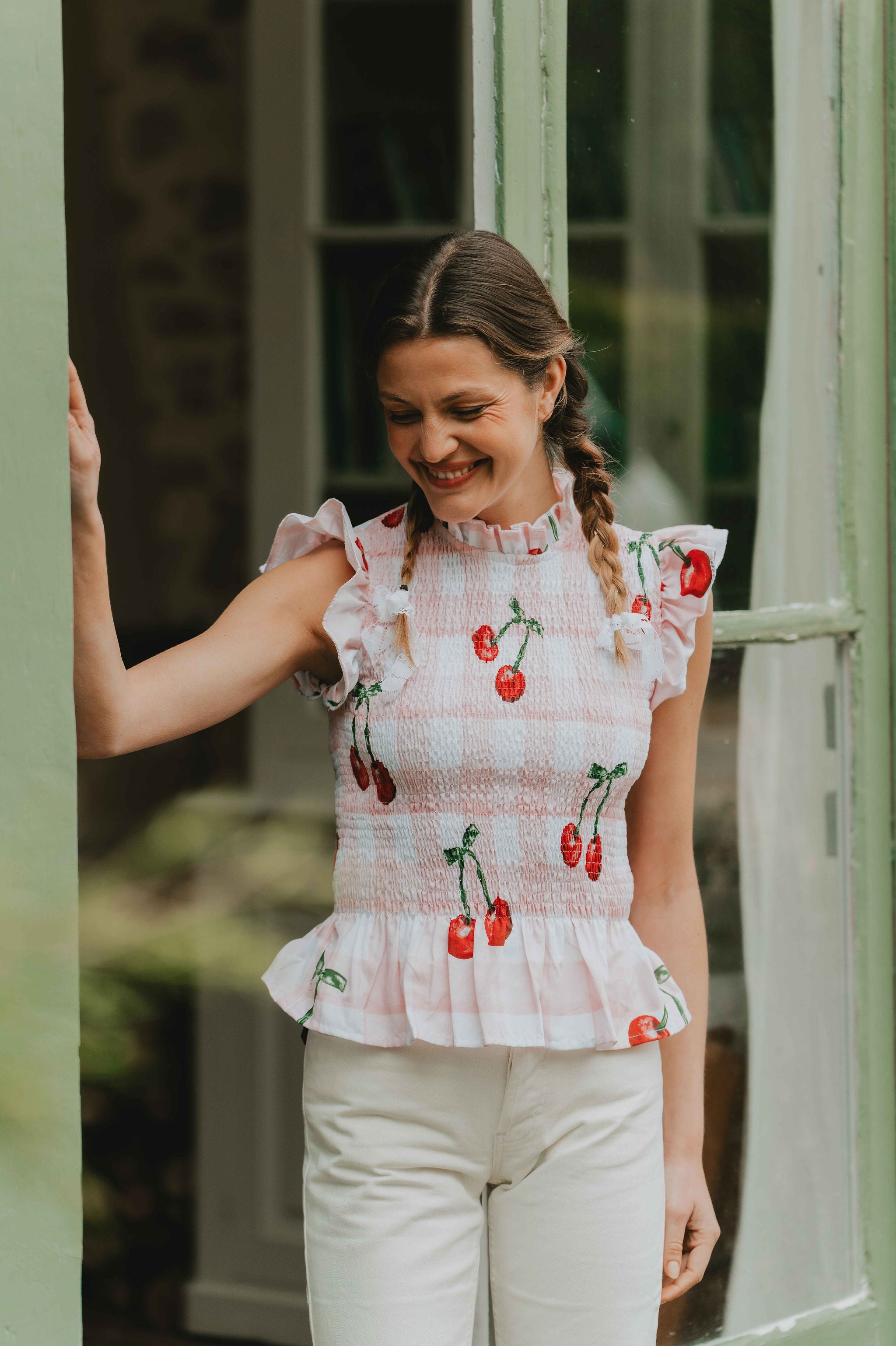 Patron de couture top smocké avec volants aux épaules et imprimé fruité
