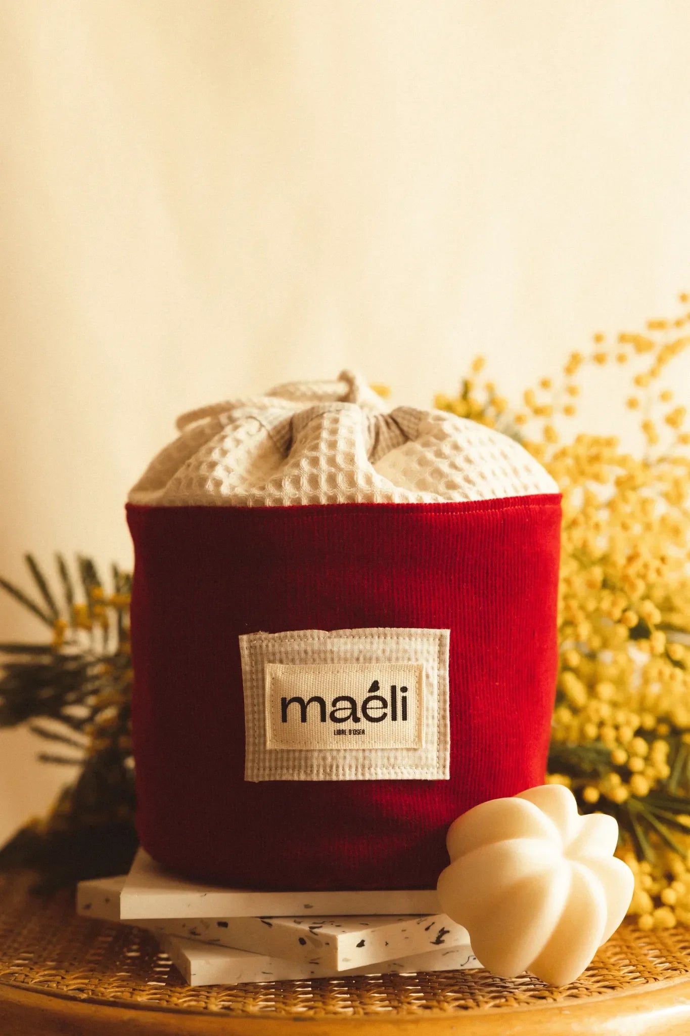 Patron trousse baluchon rouge en velours avec poche intérieure.