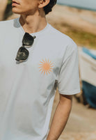 Détail du patron de couture T-shirt homme Julien avec encolure ronde en bord-côte et coupe confortable en jersey.