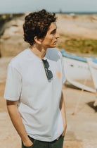 Vue de profil du patron de couture T-shirt homme Julien mettant en valeur sa coupe droite et ses manches courtes