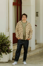 Patron de couture veste homme Adrien réalisé dans un tissu revalorisé, coupe ample avec fermeture zippée et poches à rabat