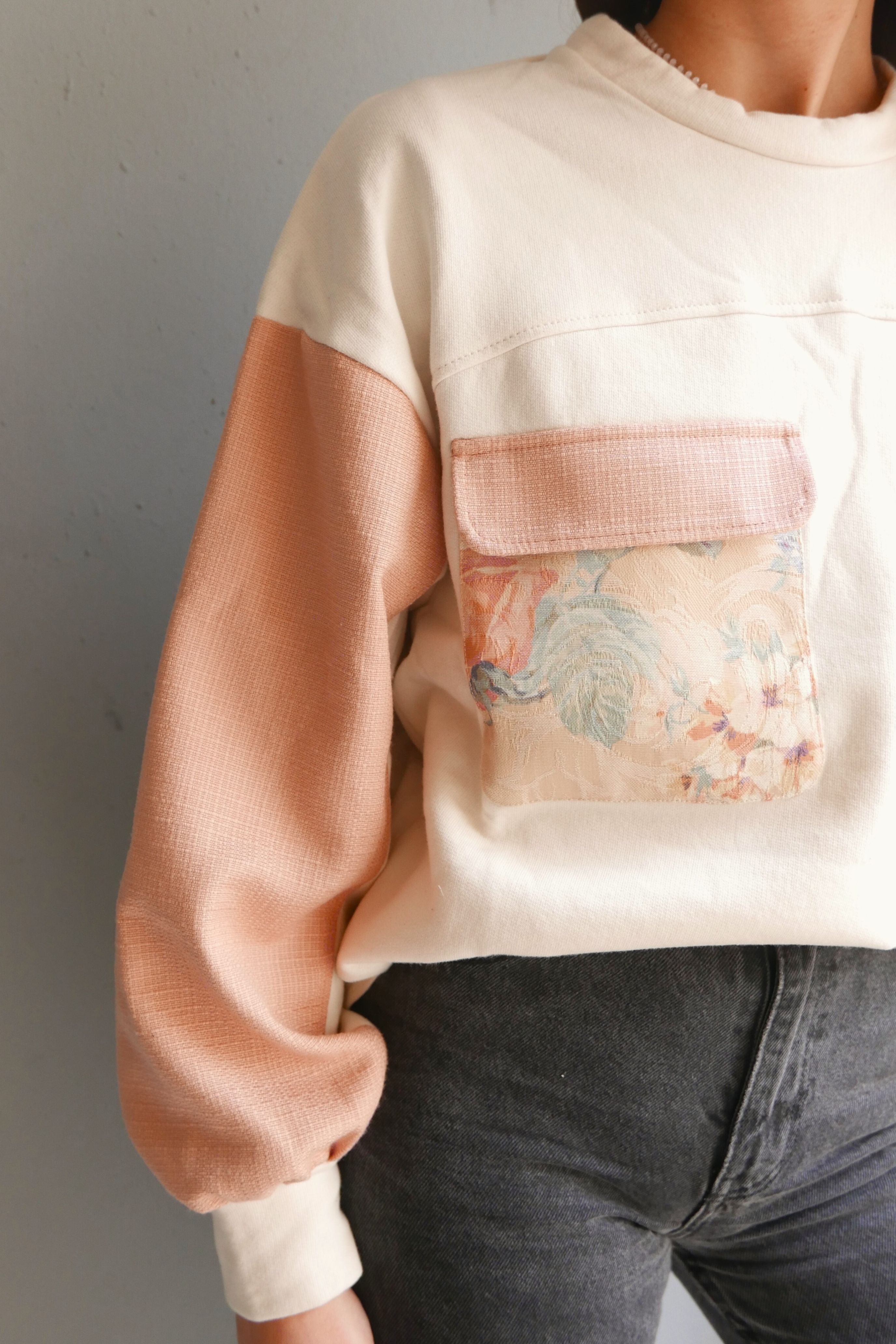Sweat femme Simone fleuri rose texturé en coton de Maéli Paris.